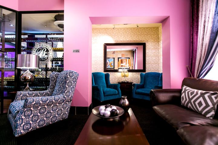 Lounge 25 of 31