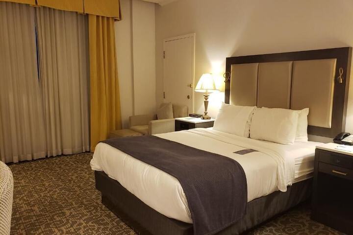 1 Queen Bed (9 of 14)