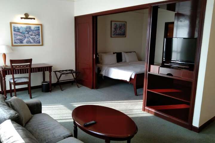 Room 6 of 28