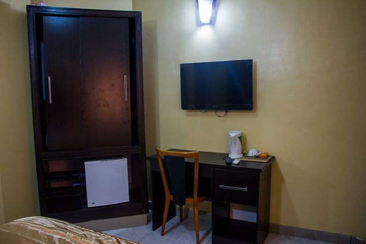 Room 12 of 38