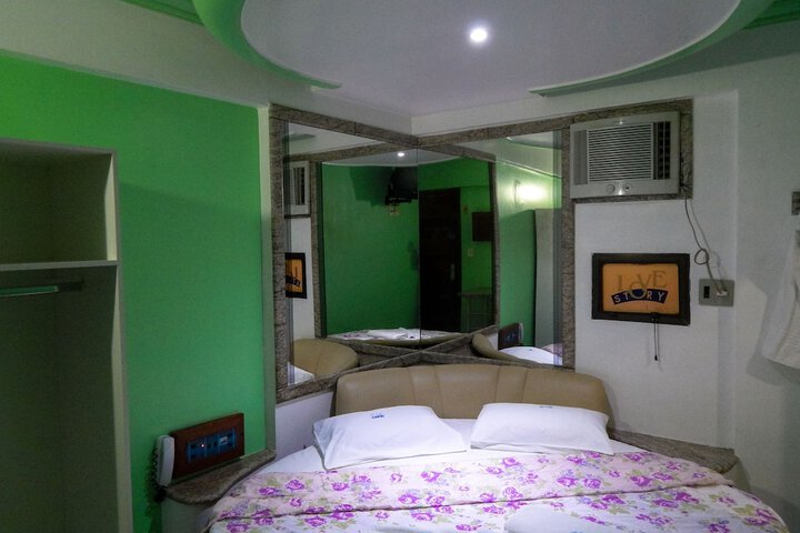 Room 15 of 28