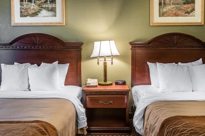 2 Double Beds Accessible (3 of 6)