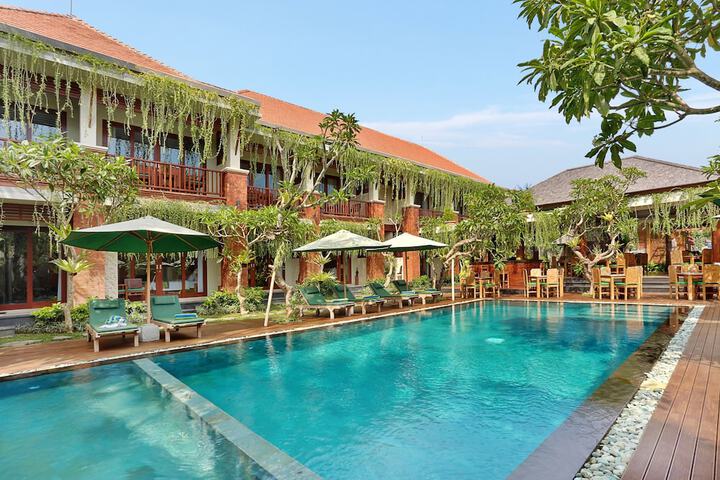 Hotel Pool