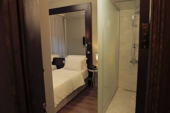 Room 42 of 93