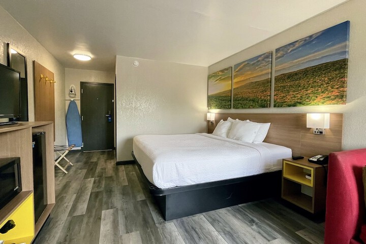 1 King Bed (4 of 24)