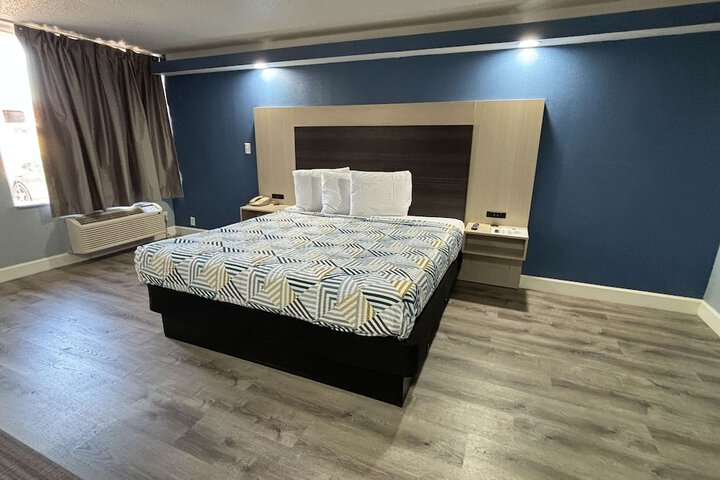 1 King Bed Micfridge (1 of 8)