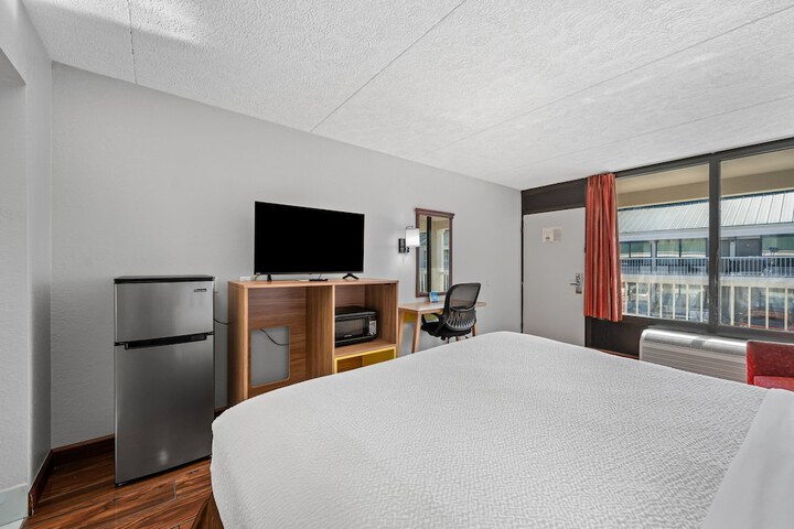 1 King Bed (3 of 9)
