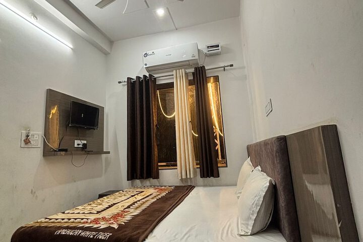 Room 12 of 24