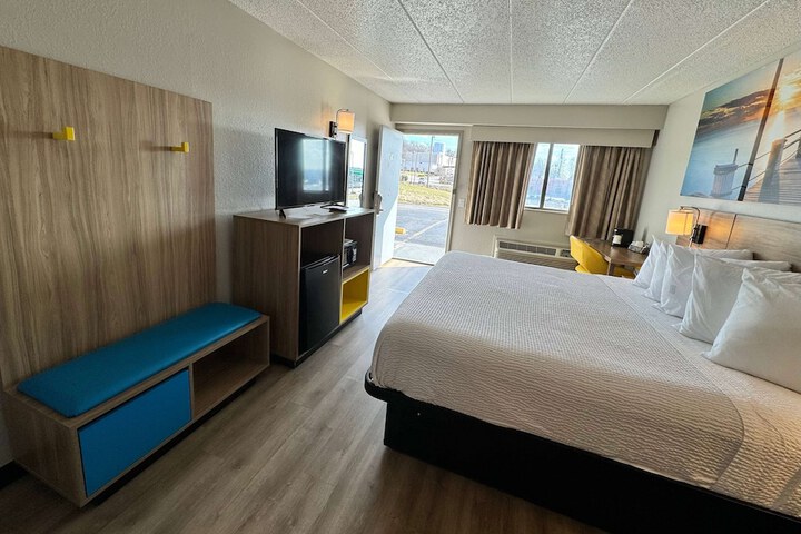 1 King Bed Accessible (5 of 16)
