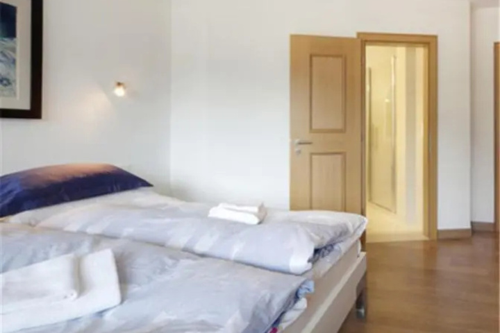 Room 4 of 10