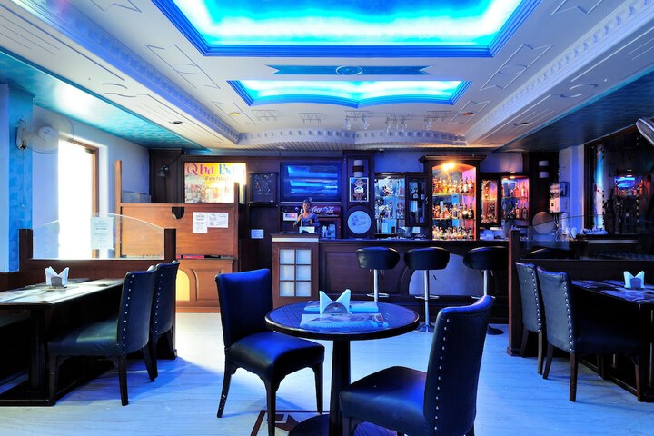 Lounge 24 of 32