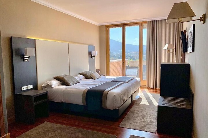 Room 9 of 48