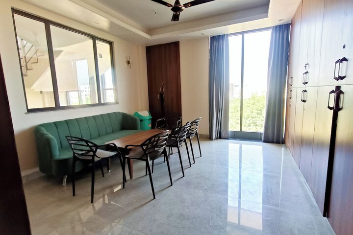 Room 6 of 16