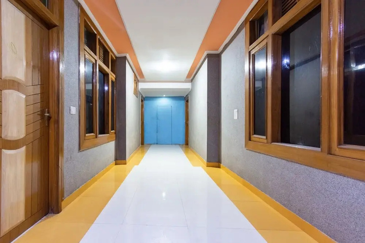 Room 13 of 16
