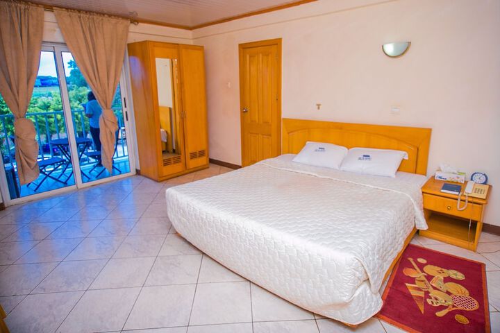 Room 5 of 18