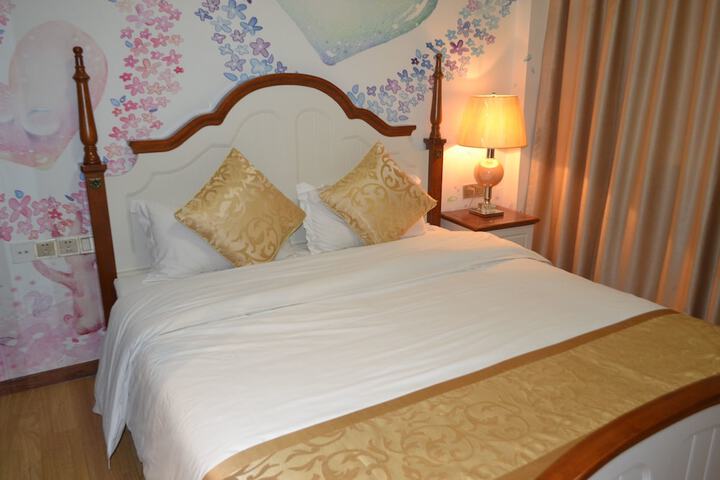 Room 13 of 16