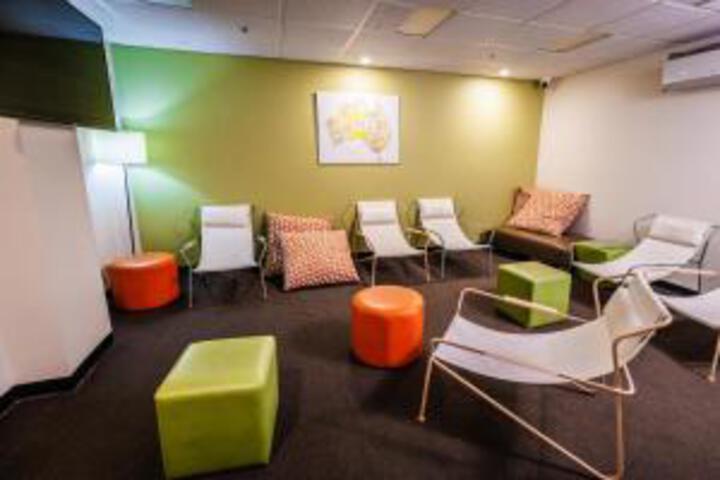 Lounge 11 of 39