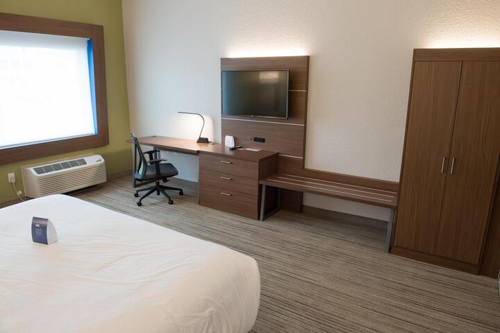 2 Queen Beds (8 of 10)
