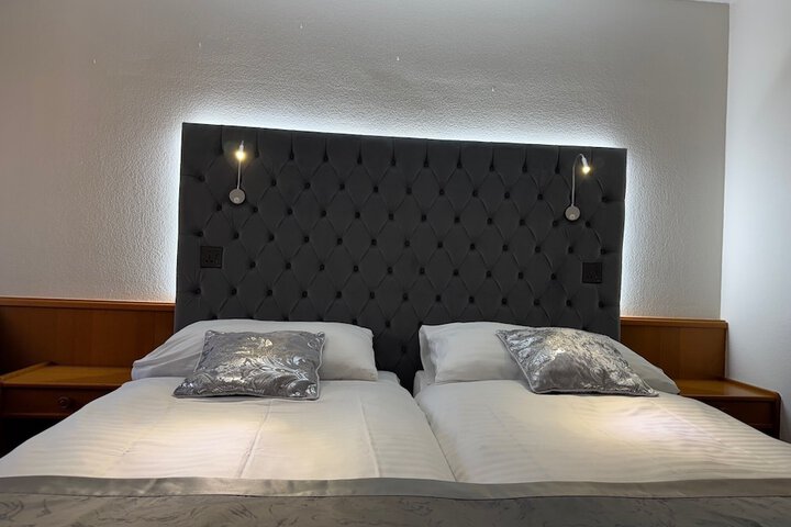 Room 9 of 32