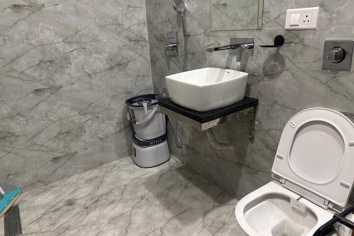 Room 8 of 9