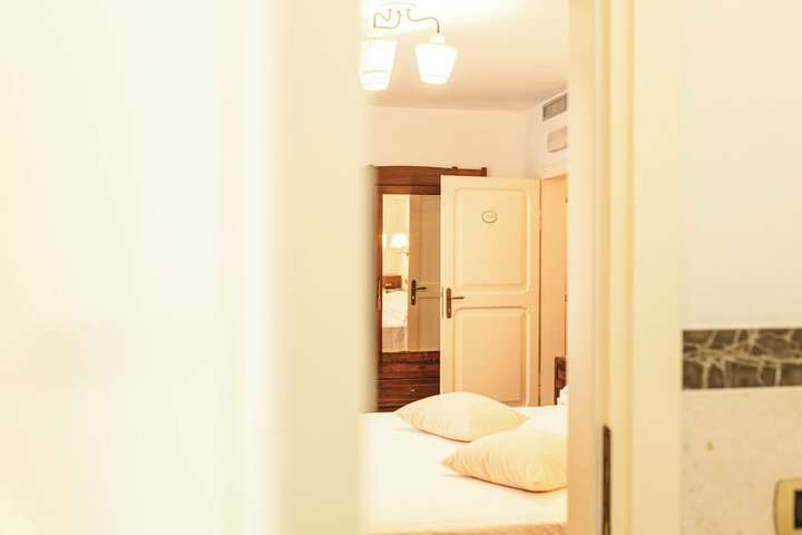 Room 22 of 48
