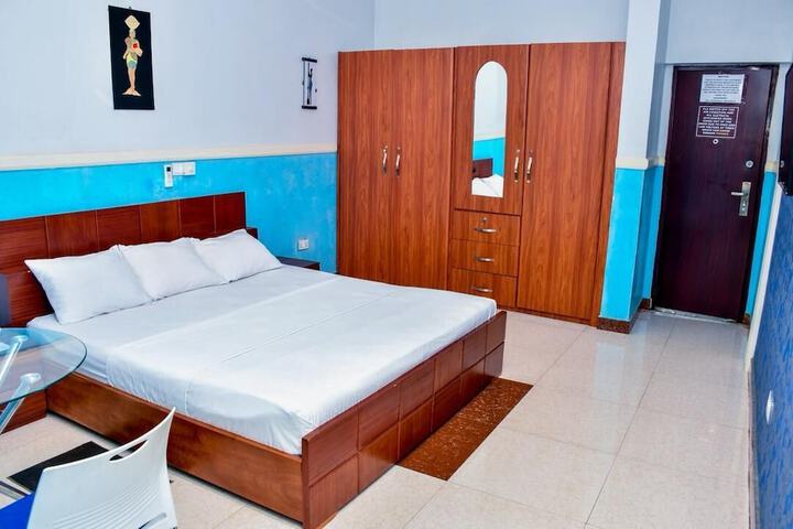Room 9 of 28