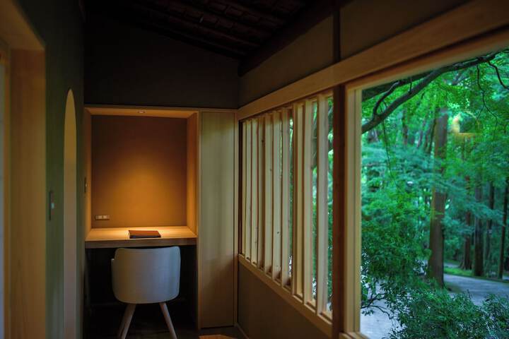 Room 16 of 80