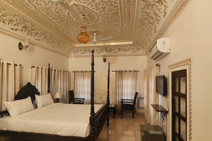 Room 8 of 33