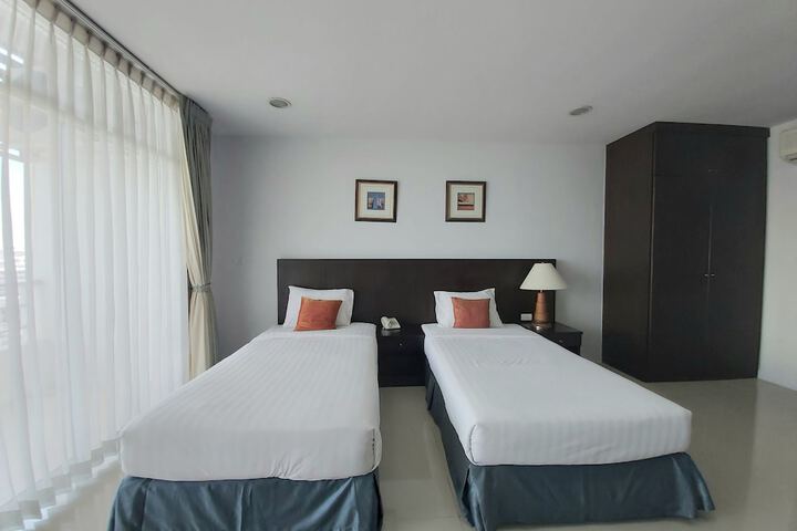 Room 12 of 32