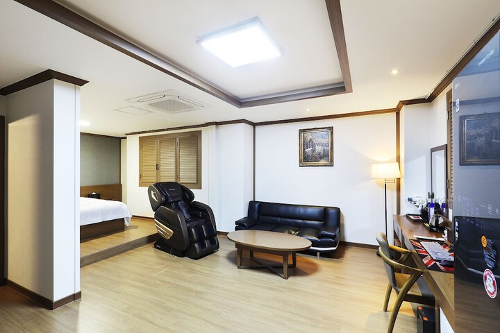 Room 32 of 90