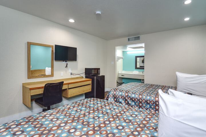1 Queen Bed (5 of 12)
