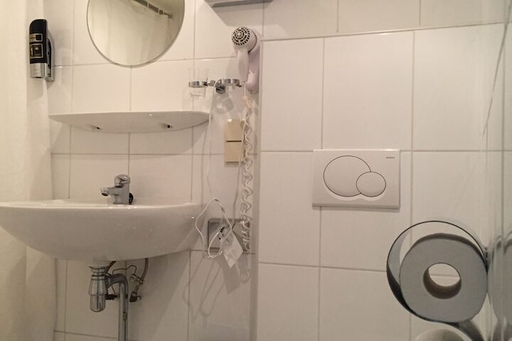 Room 34 of 59