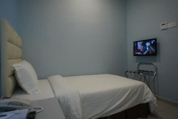 Room 18 of 37