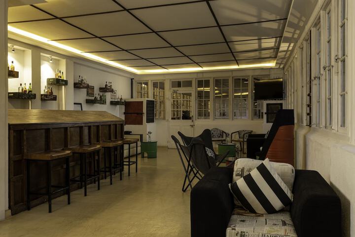 Lounge 18 of 24