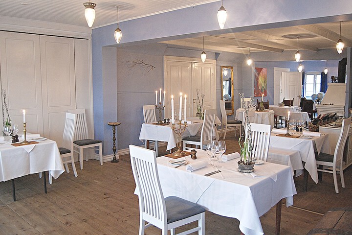 Dining 42 of 76