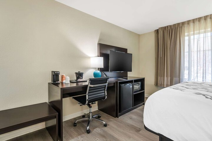 1 King Bed (3 of 8)