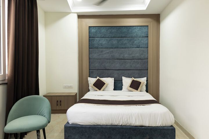Room 6 of 8
