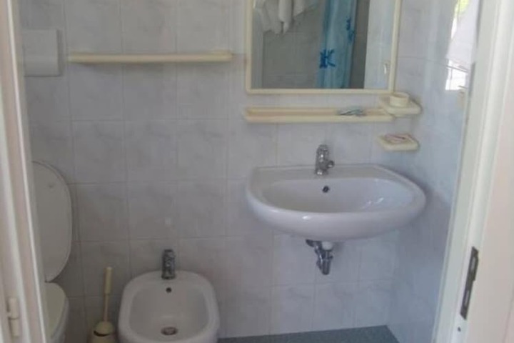 Room 5 of 6