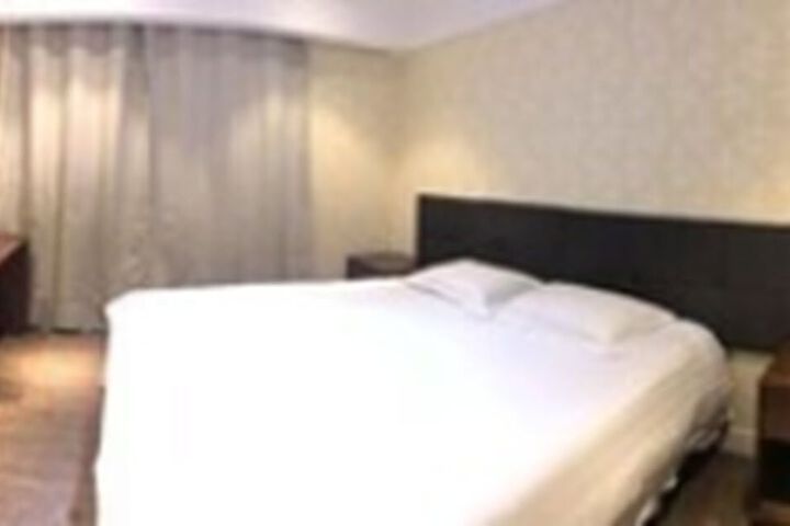 Room 13 of 21