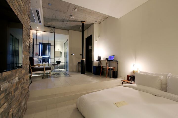 Room 18 of 141