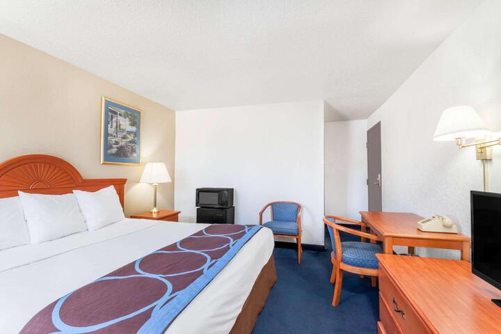 1 Queen Bed (13 of 16)