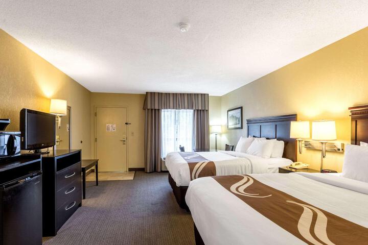 1 Queen Bed (3 of 6)
