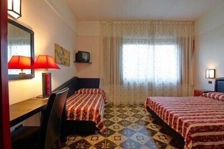 Room 7 of 16
