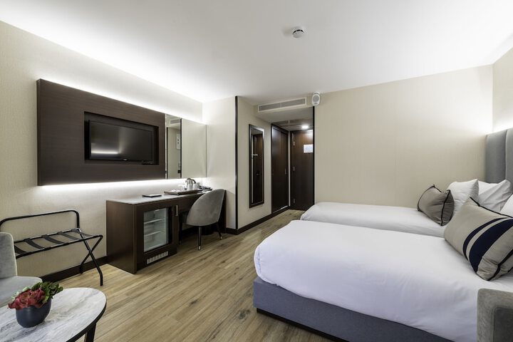 Room 16 of 76