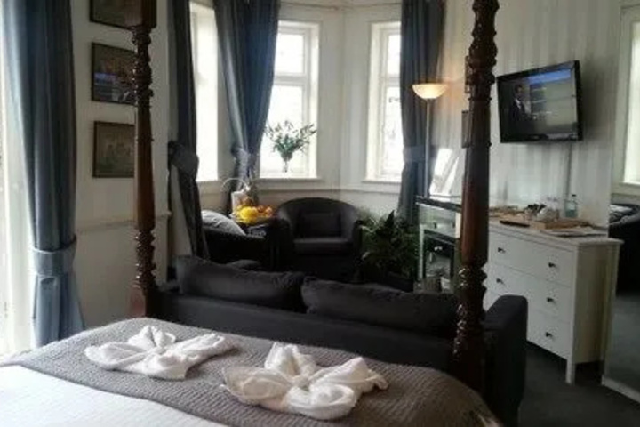 Room 4 of 11