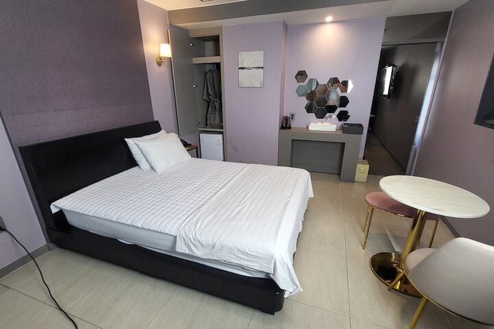 Room 7 of 12