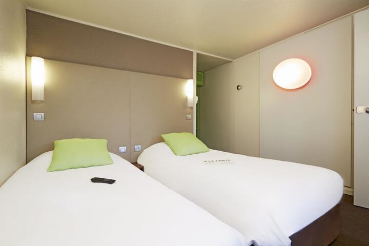 Room 9 of 25
