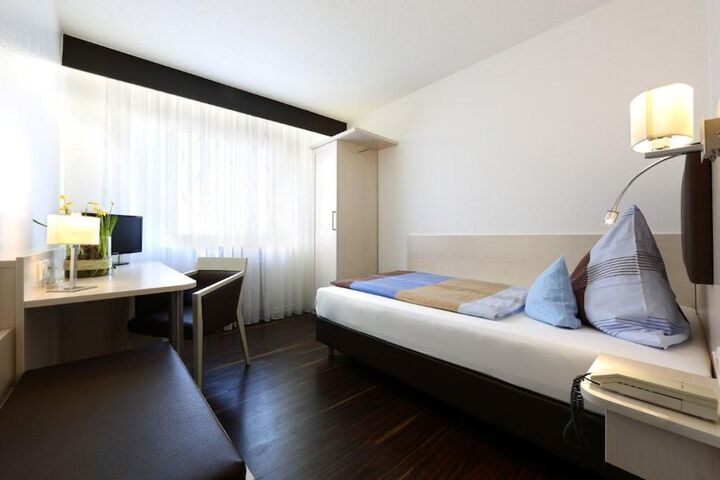 Room 10 of 37