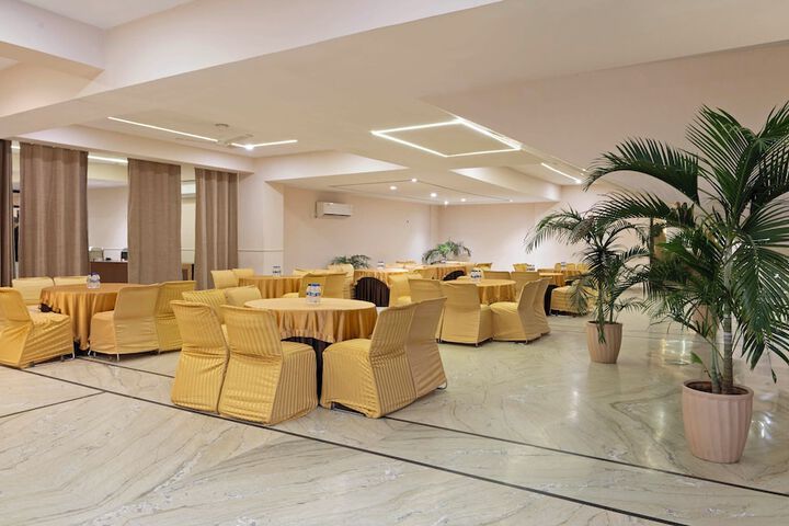 Ballroom/Hall 33 of 42