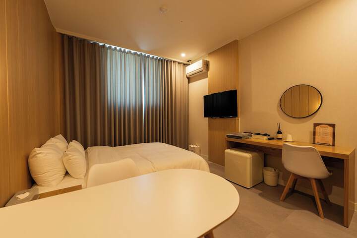 Room 3 of 80